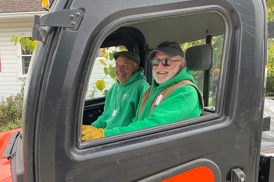 volunteer-bruce-kulik-fall-festival-at-danada-900-600