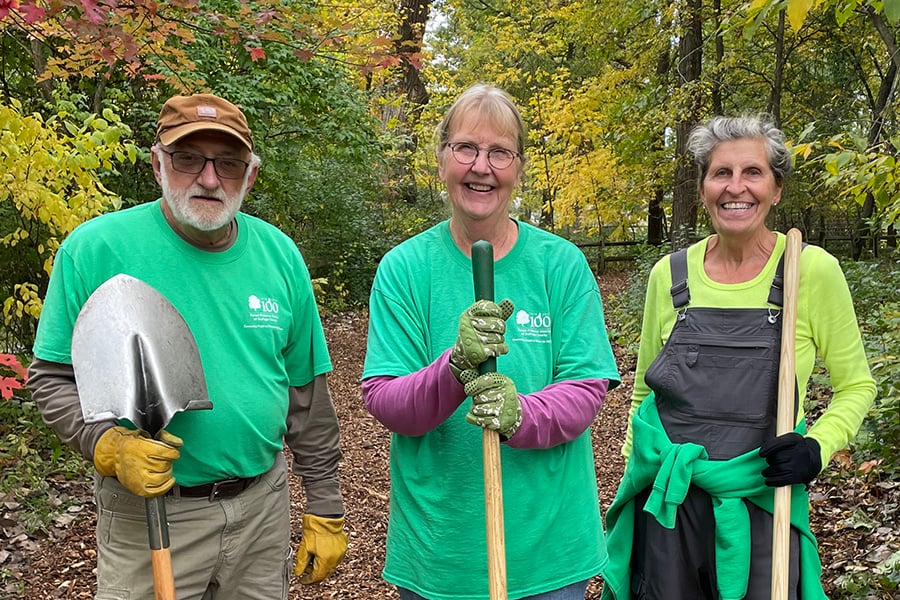volunteers-mulch-at-forest-preserve-900-600