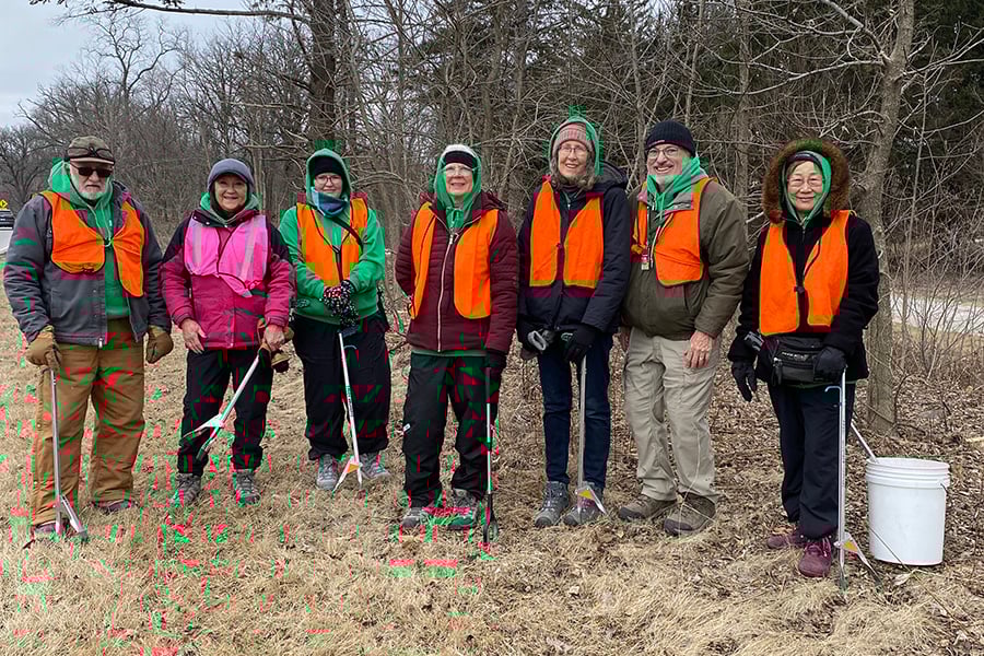 volunteers-pick-up-trash-at-forest-preserve-with-bruce-kulik-900-600