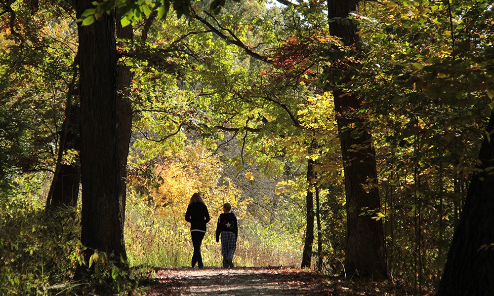 Mom-daughter-hiking