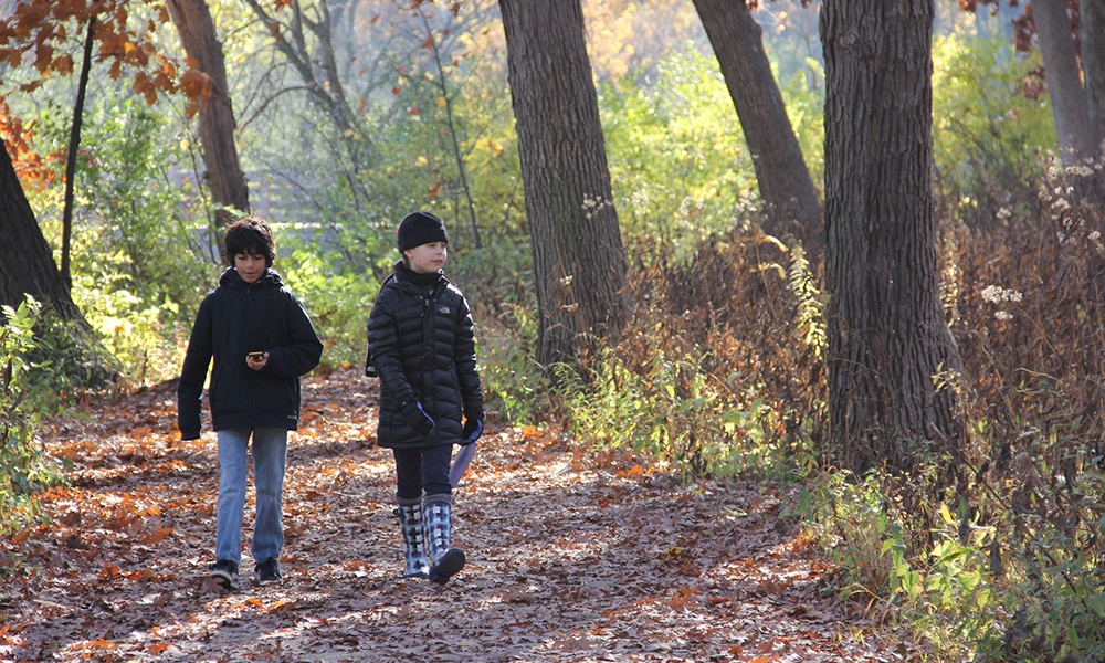 girls-hiking-Fullersburg-Woods