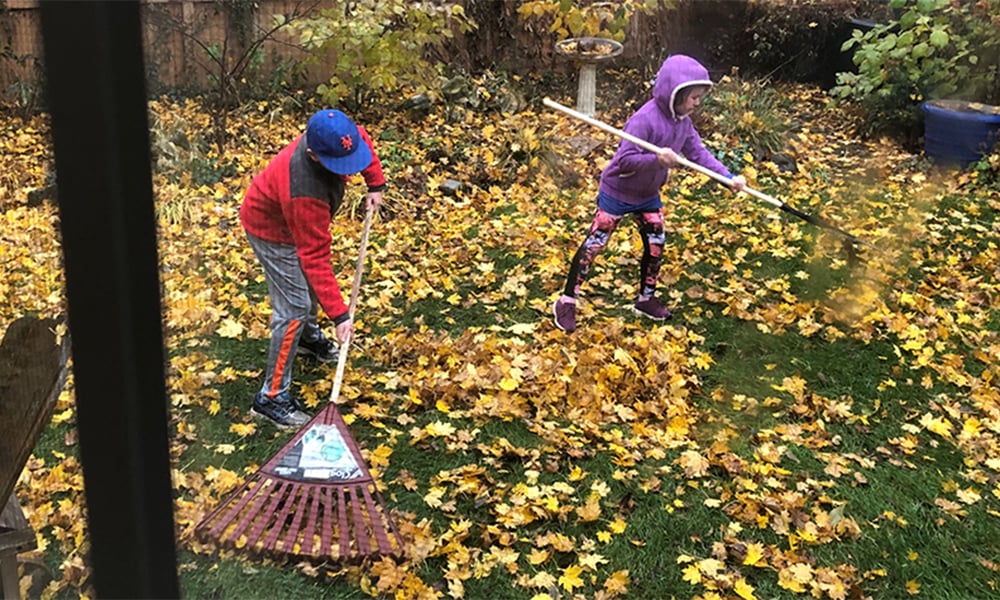 kids-raking-leaves