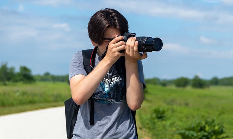 Alex_DeBear_photgraphing
