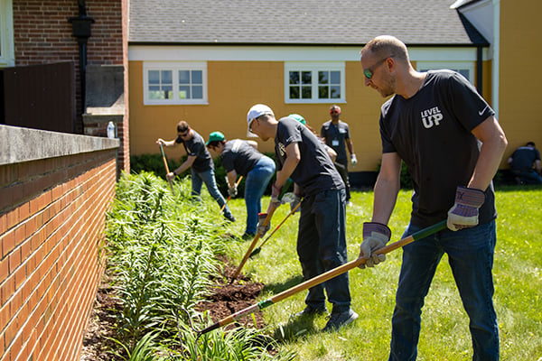 volunteers-corporate-workday-st-james-farm-600-400-2