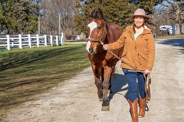 Danada-volunteer-Erika-Hoffman-leads-horse-600-400