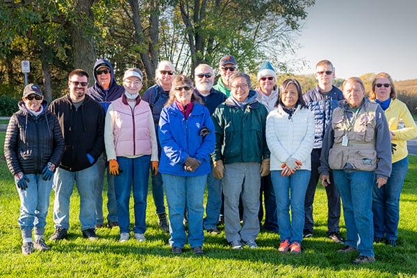 natural-restources-volunteer-restoration-workda-springbrook-prairie-group-600-400