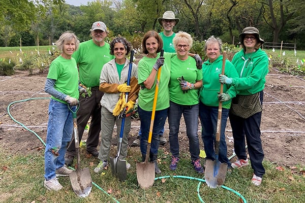 volunteers-mayslake-peabody-estate-gardeners-600-400