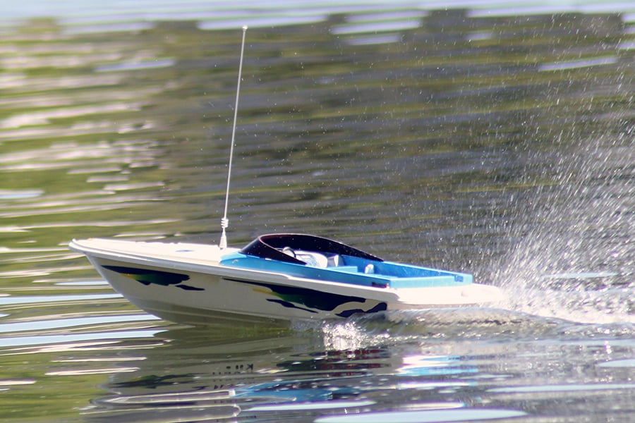 model-boating-stockadobe-900x600