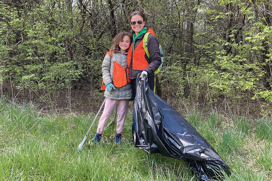 volunteers-picking-up-litter