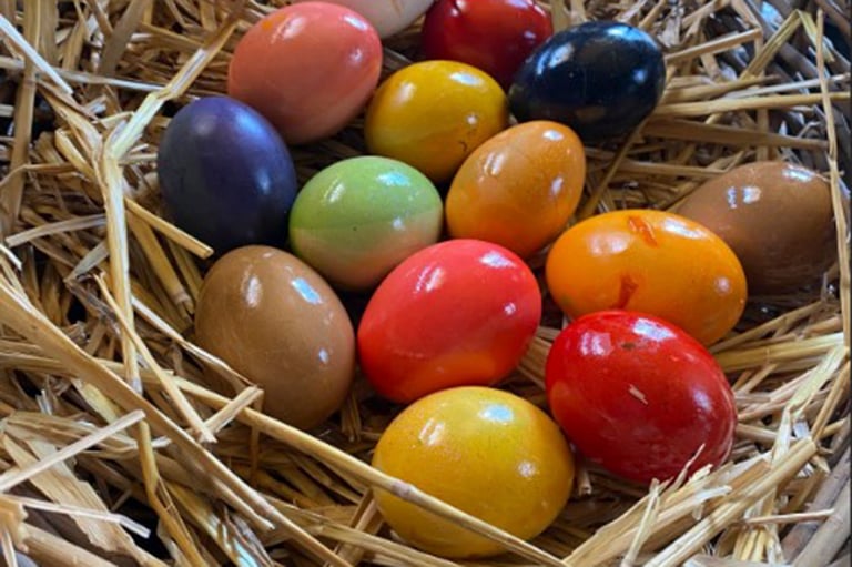 easter-eggs-in-basket-768x512