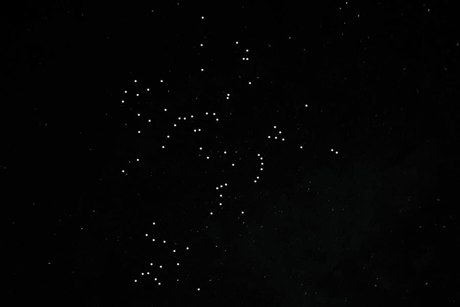 An illustration showing groups of stars in the winter night sky.